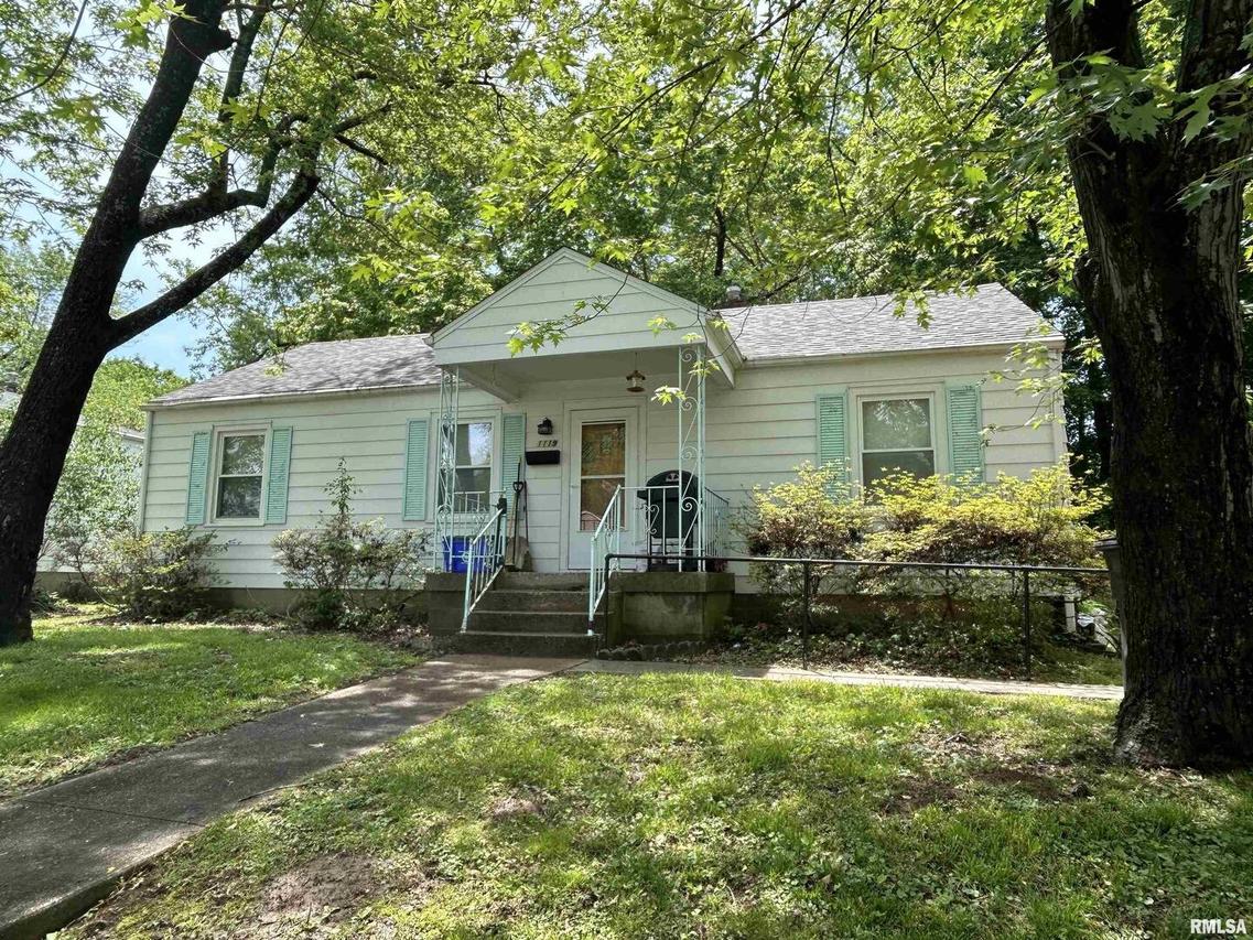 1119 W Walkup St., Carbondale, IL 62901