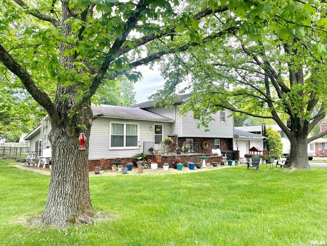 1205 Eads St., Benton, IL 62812