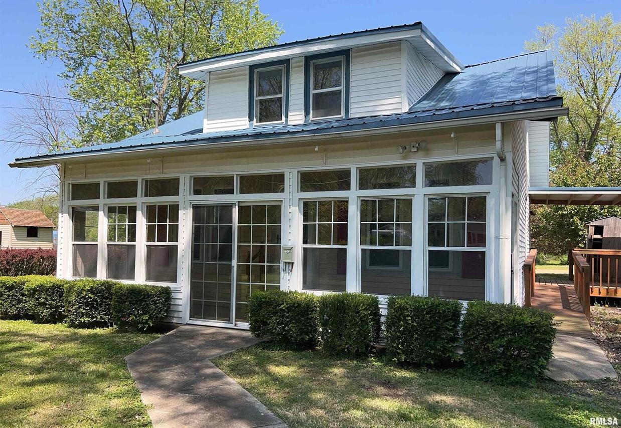 810 E Main St., Duquoin, IL 62832