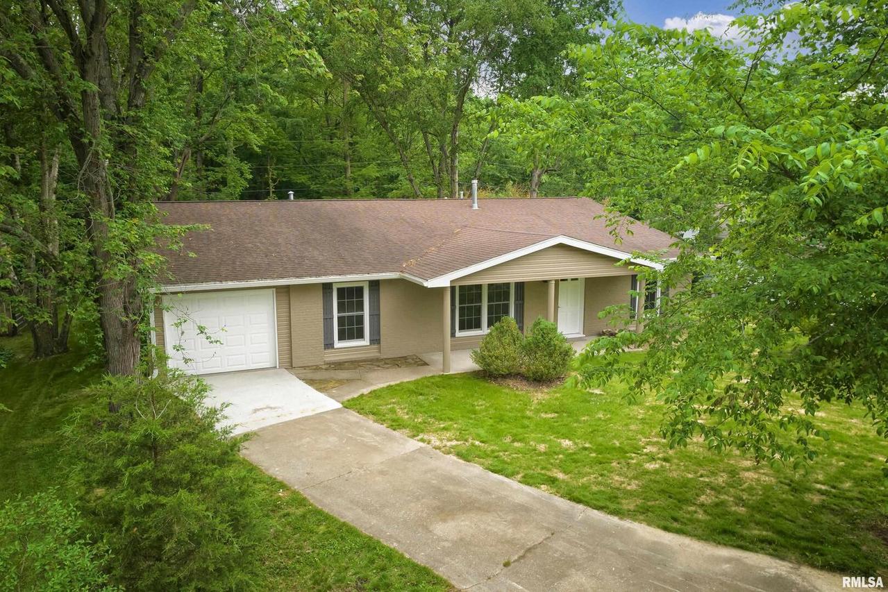 2016 Norwood Dr., Carbondale, IL 62901