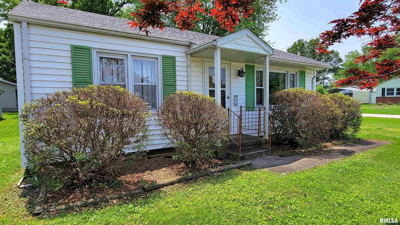 225 Hickory St., Flora, IL 62839