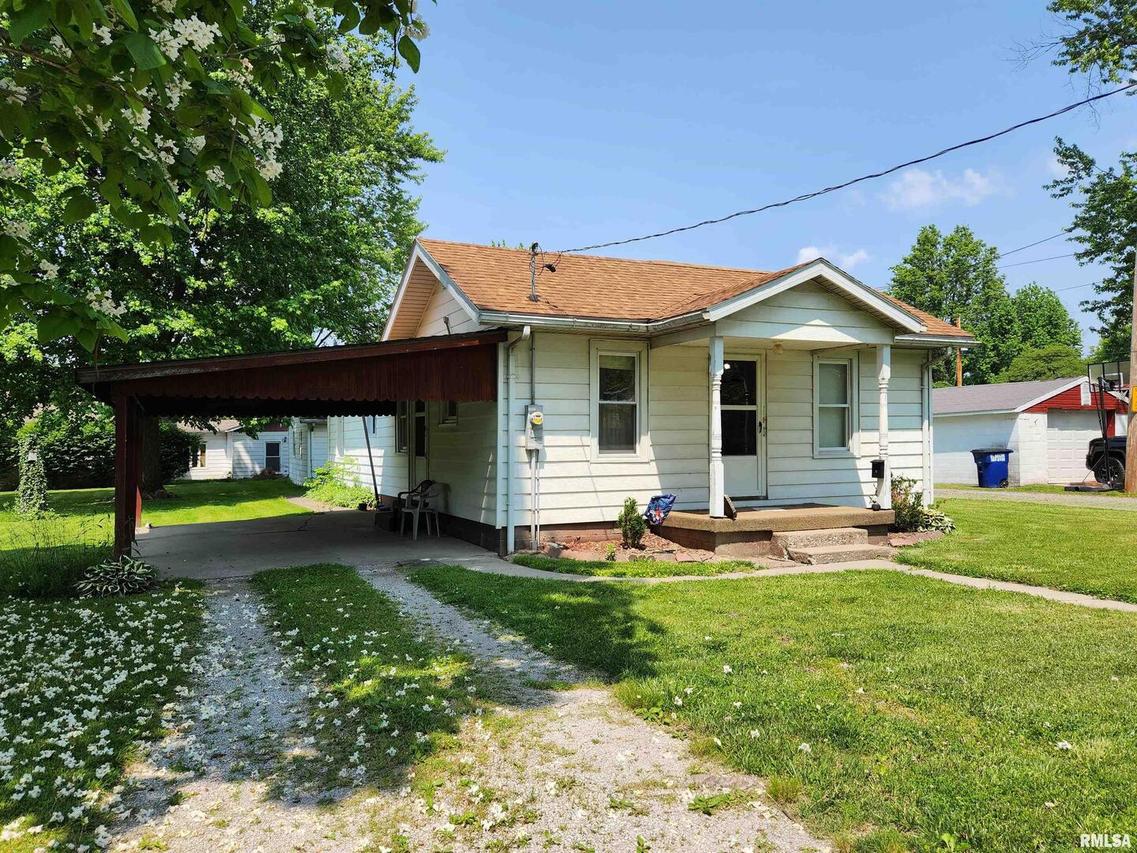 1005 S 1st St., Pinckneyville, IL 62274
