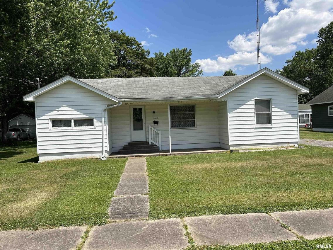906 N Commercial St., Benton, IL 62812