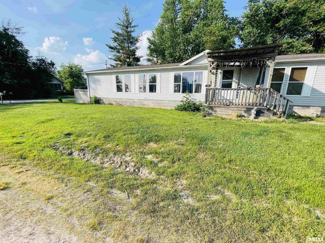 412 W Jackson Ave., Farina, IL 62838