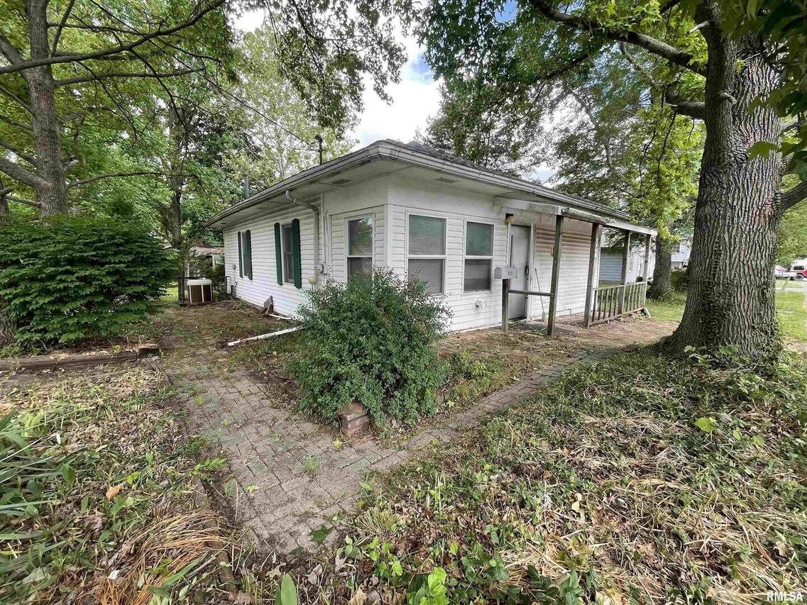 301 N 8th St., Benton, IL 62812