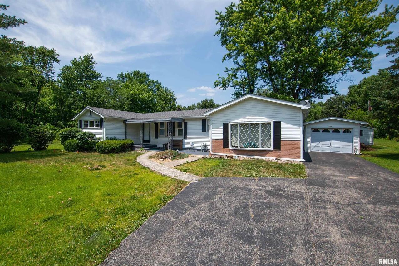 605 W State St., Buckner, IL 62819