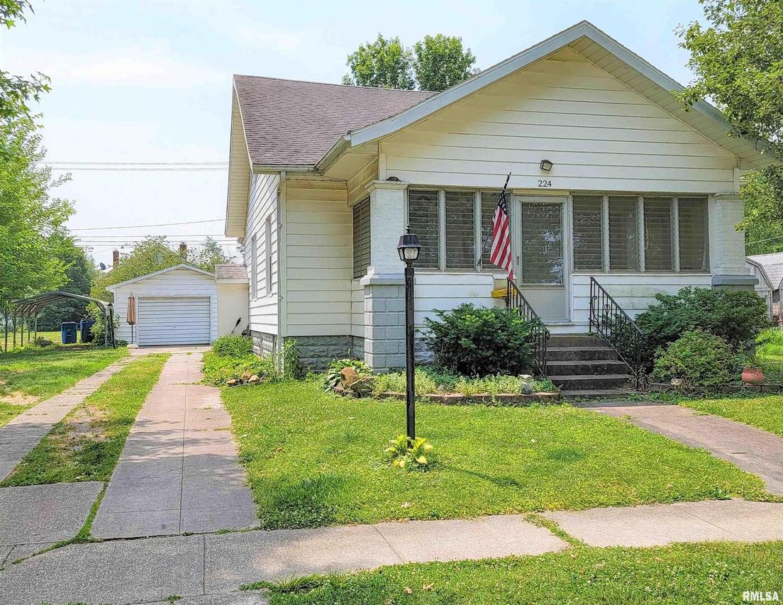 224 E 5th St., Flora, IL 62839