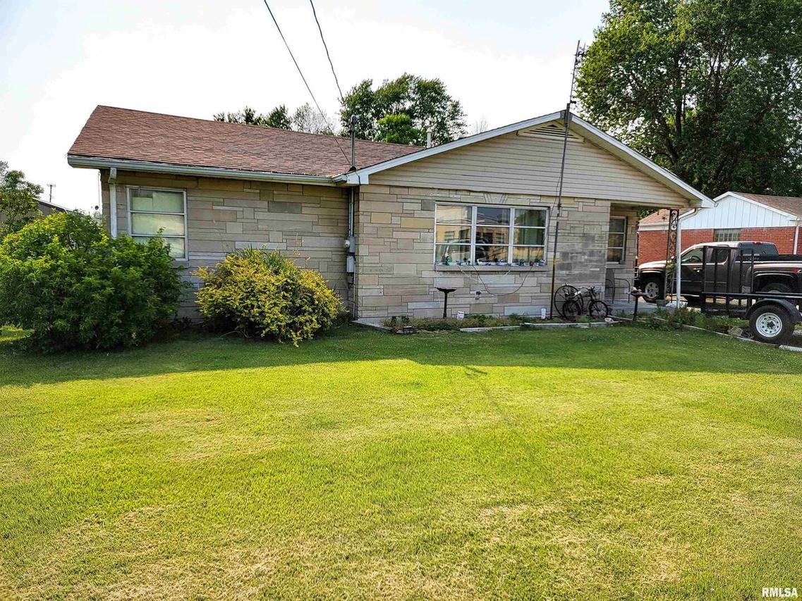 712 S Walnut St., Clay City, IL 62824