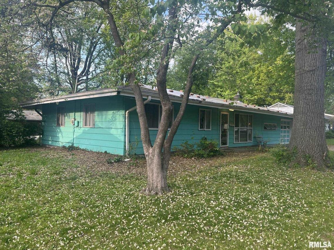 910 W Pecan St., Carbondale, IL 62901