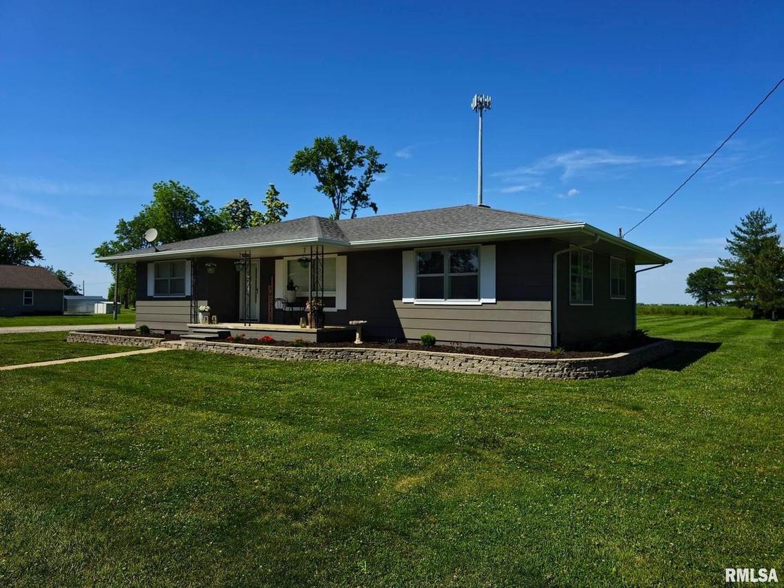 312 W Washington St., Farina, IL 62838