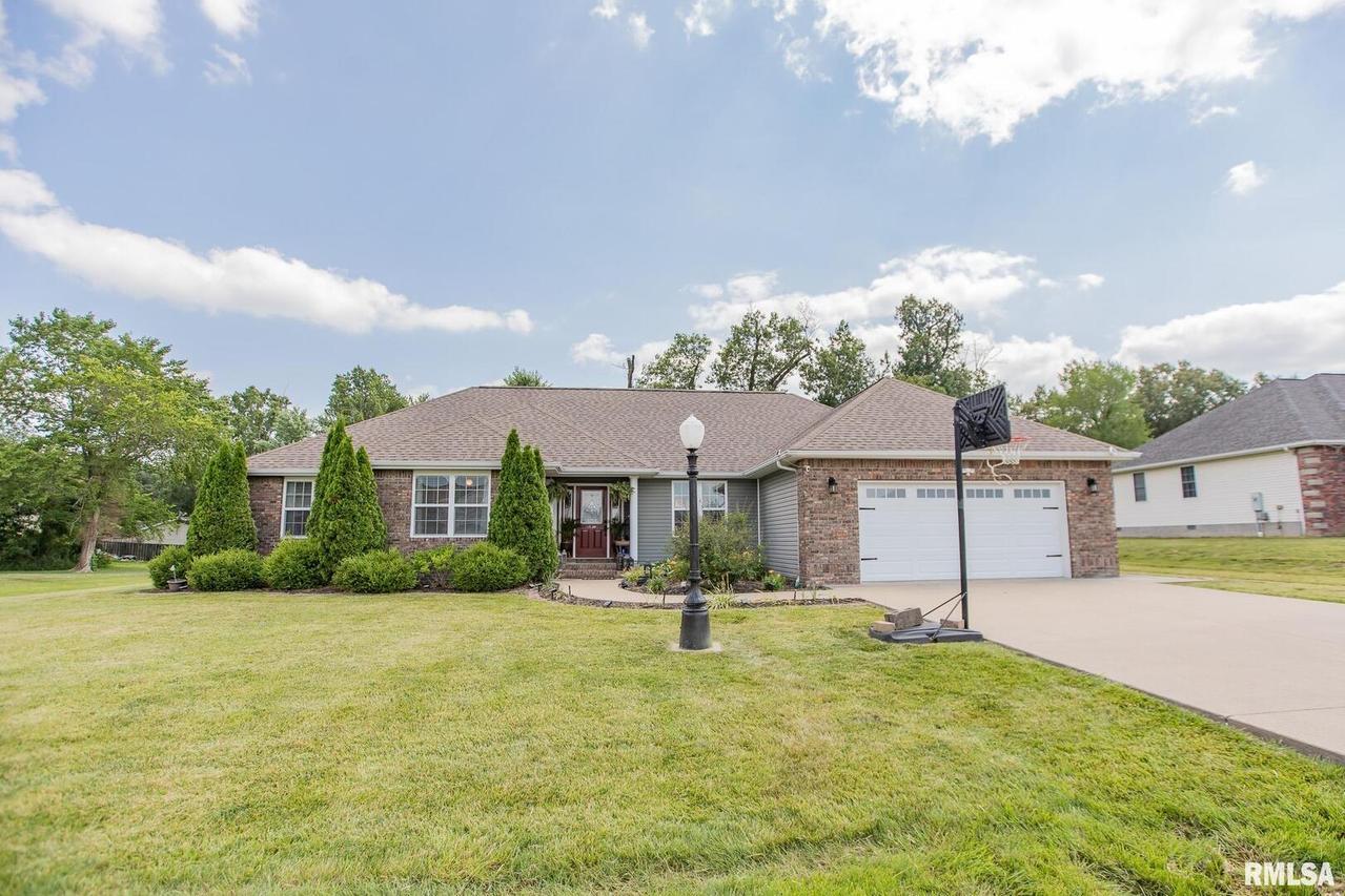 300 Breeze Dr., Carterville, IL 62918