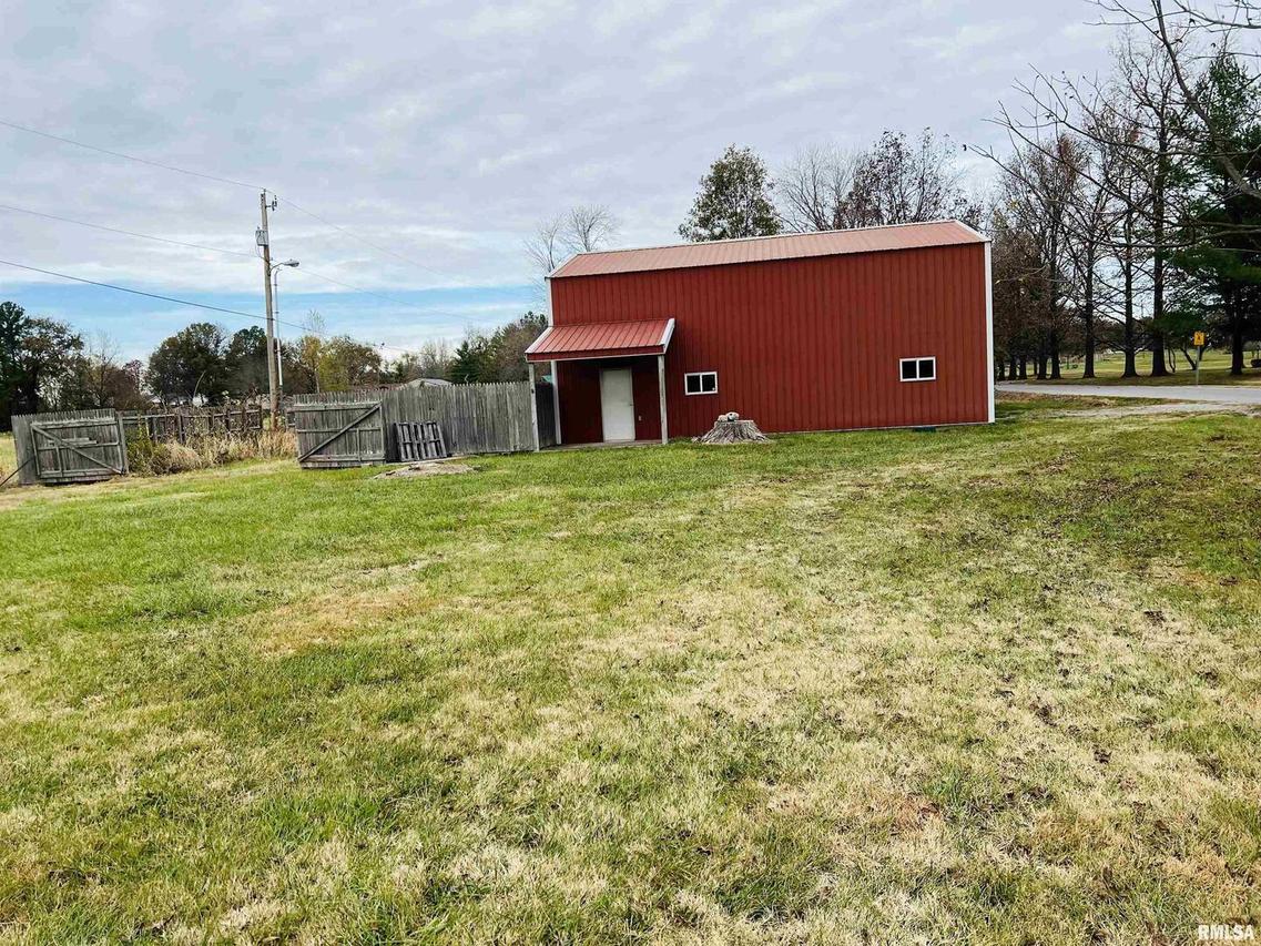 65 Country Acres Rd., Eldorado, IL 62930