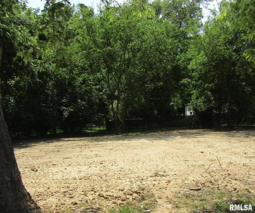 805 S Eads St., Benton, IL 62812