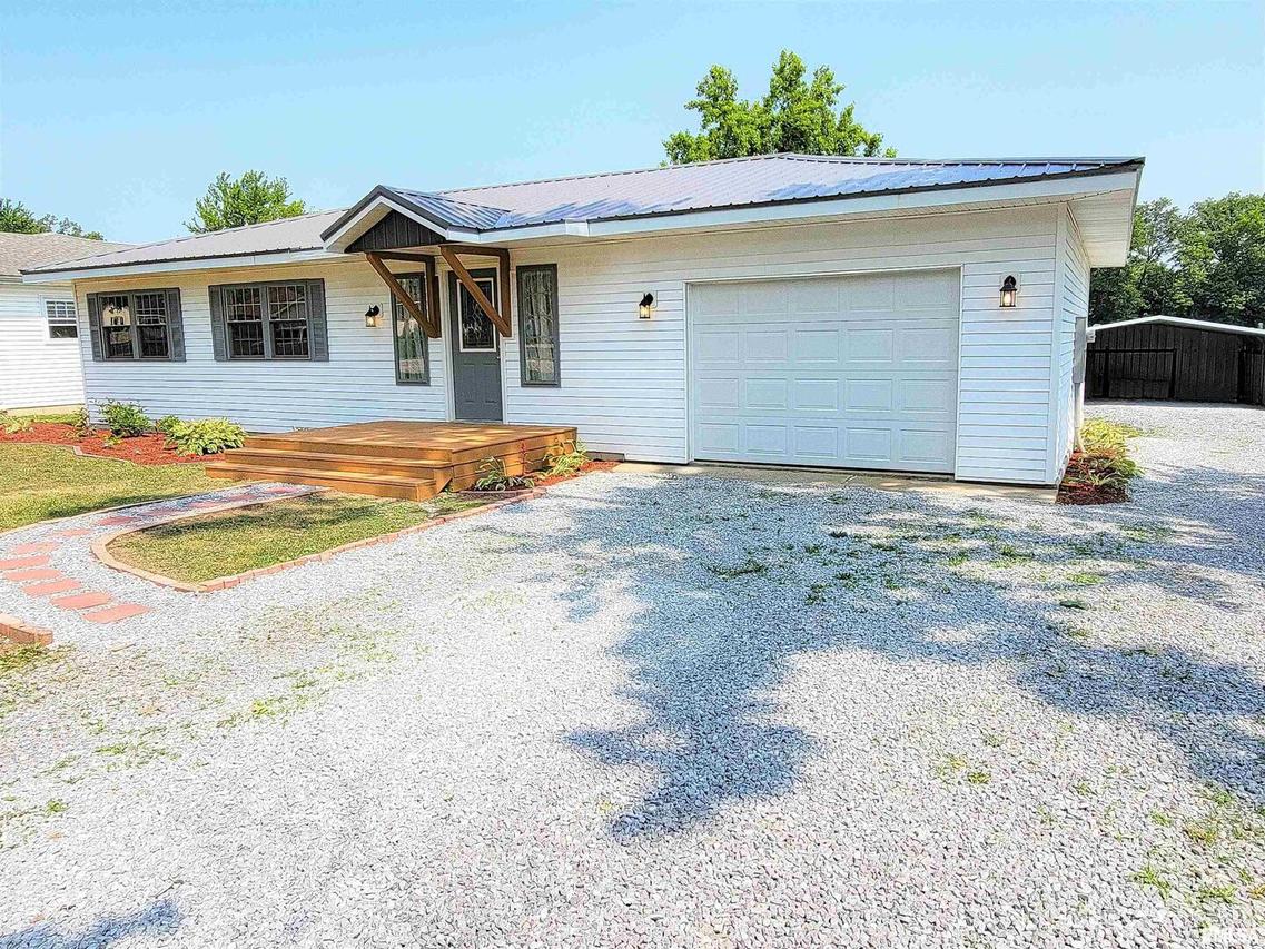 940 Barbee Ave., Louisville, IL 62858