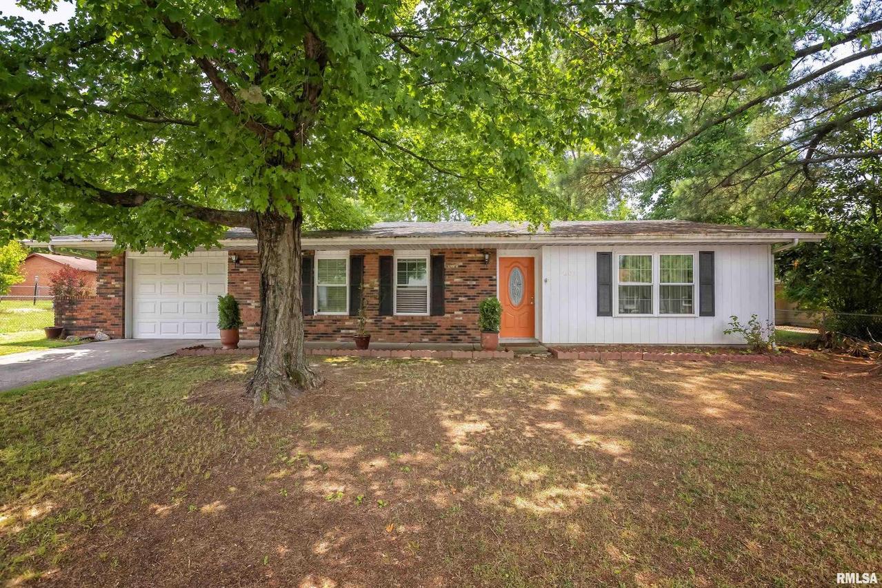 1803 W Sunset Dr., Carbondale, IL 62901