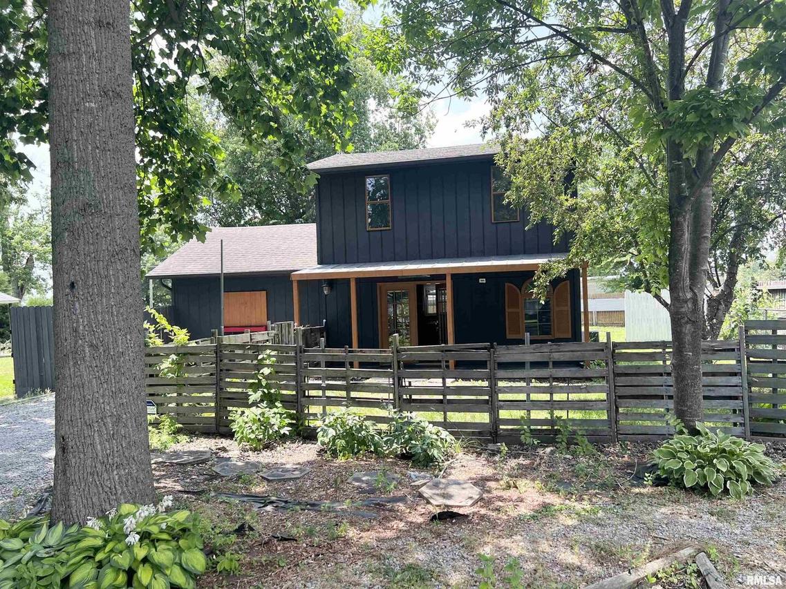 215 N Seba St., Hurst, IL 62949