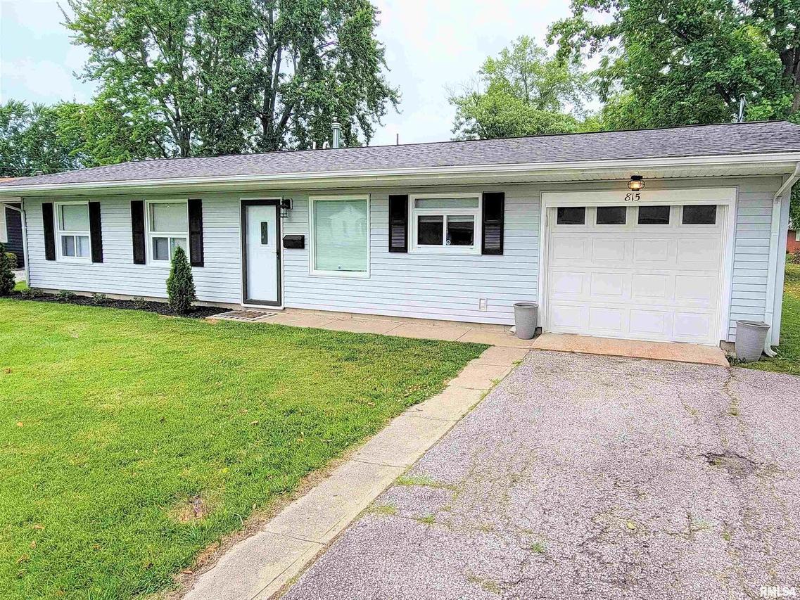 815 E 4th St., Flora, IL 62839