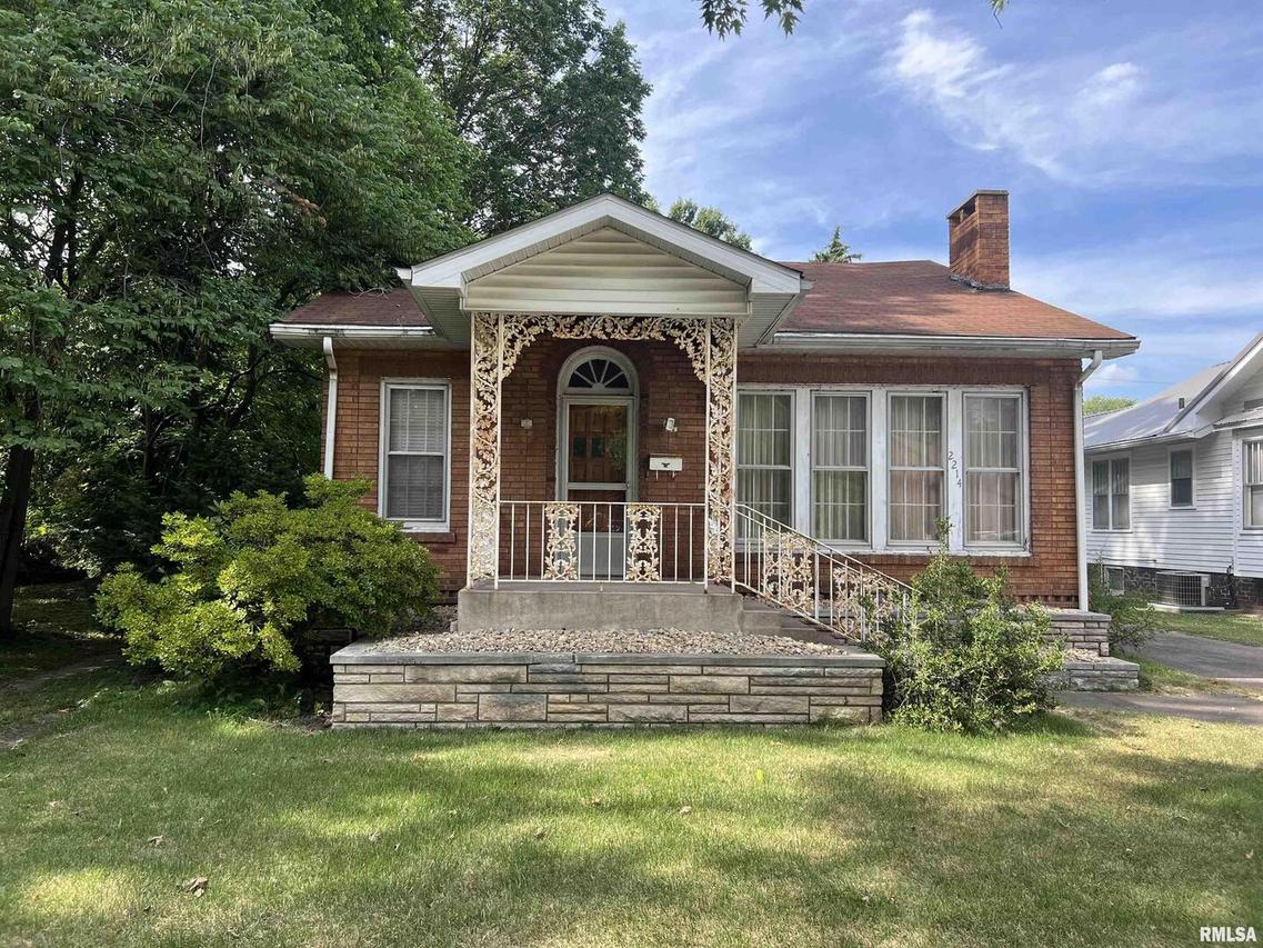 2214 Walnut St., Murphysboro, IL 62966