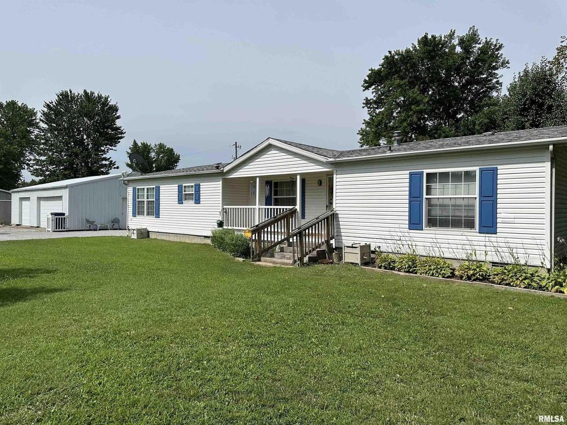 250 E 2nd St., Bonnie, IL 62816