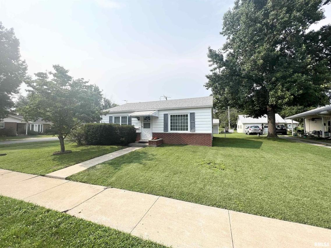 801 E Garland St., West Frankfort, IL 62896