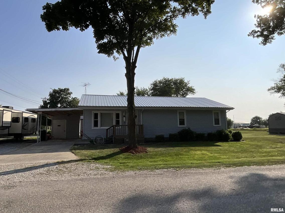 301 W Jackson Ave., Farina, IL 62838