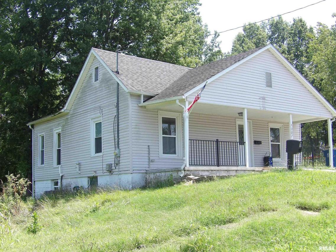 1207 N Newton St., Johnston City, IL 62951