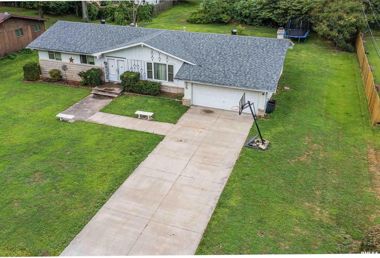 335 Oak Tree Ave., Salem, IL 62881