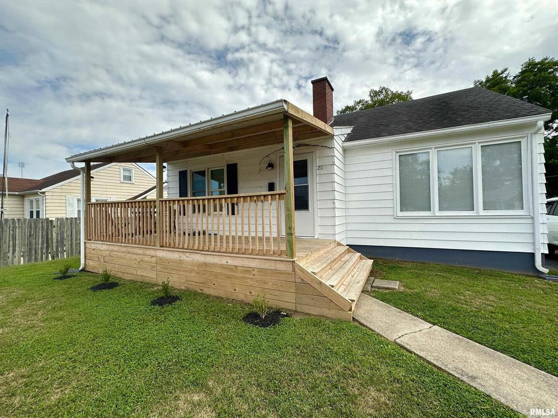 211 State St., Carmi, IL 62821