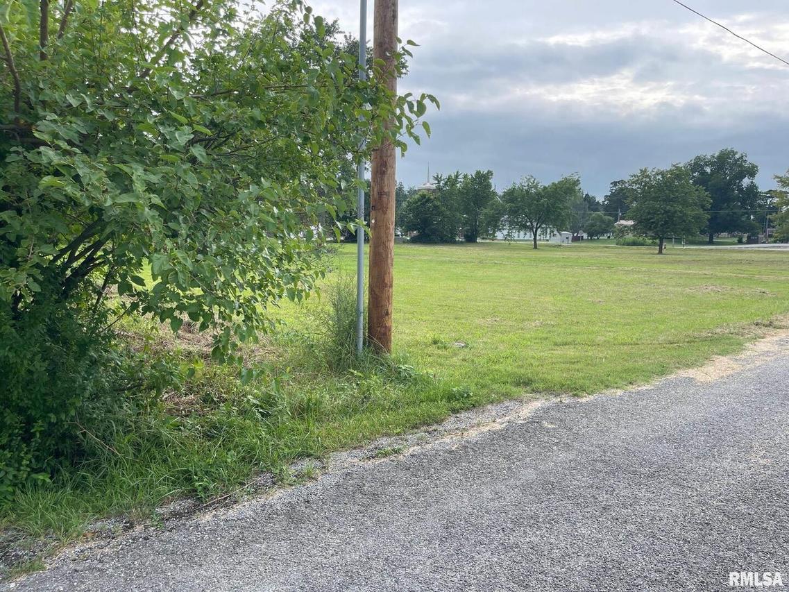 116 School St., Ewing, IL 62836