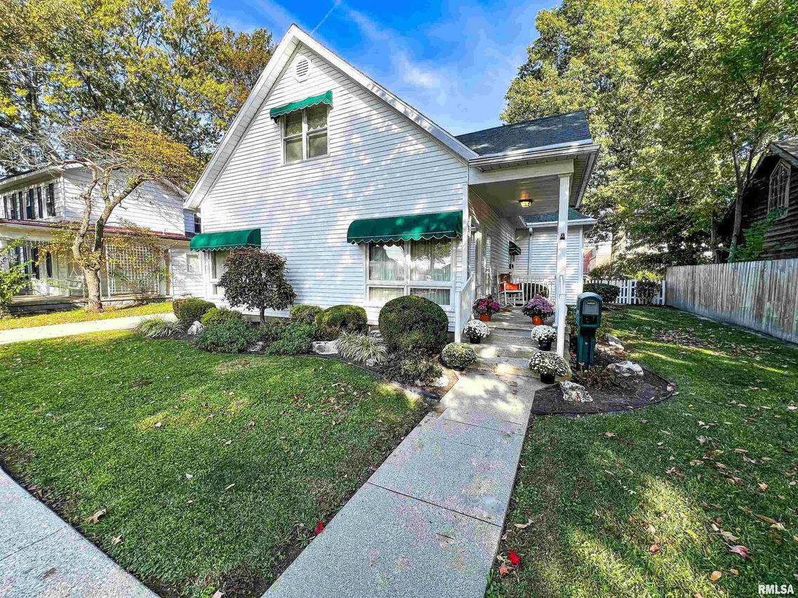 114 W 3rd St., Flora, IL 62839