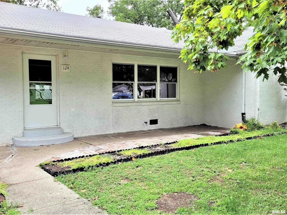 124 4th St., Xenia, IL 62899