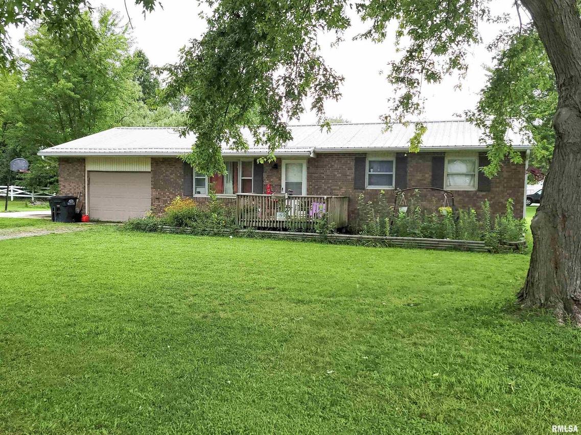 1040 2nd St., Louisville, IL 62858