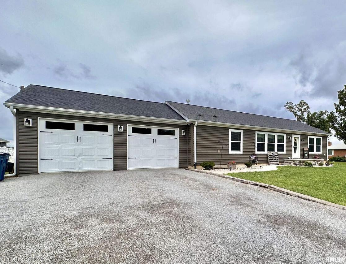 1719 N State Rd., Flora, IL 62839