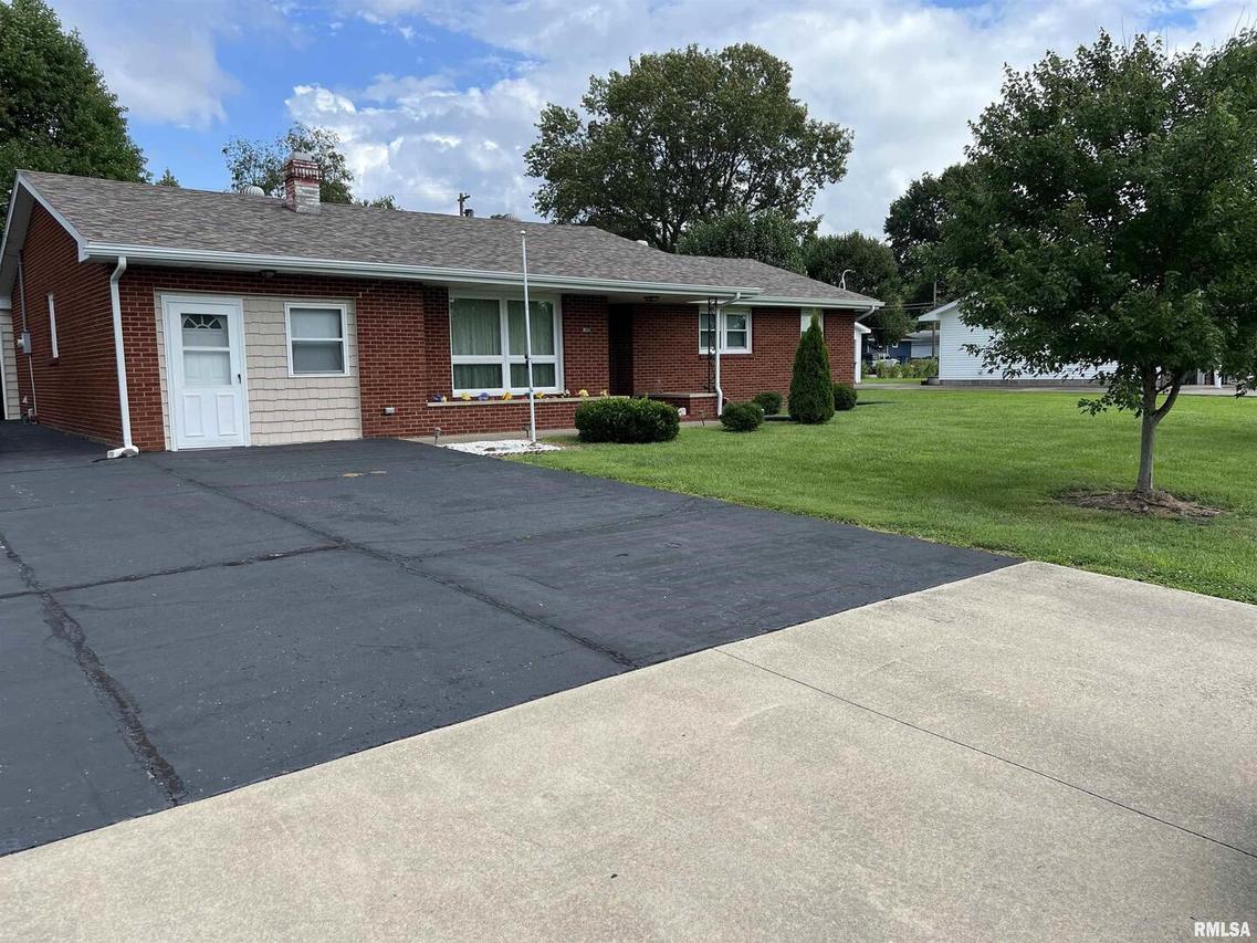 806 S Locust St., Sesser, IL 62884