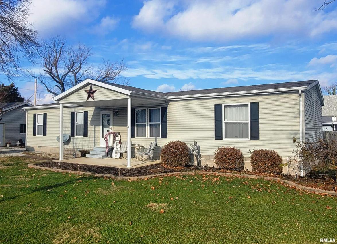 201 5th St., Alma, IL 62807