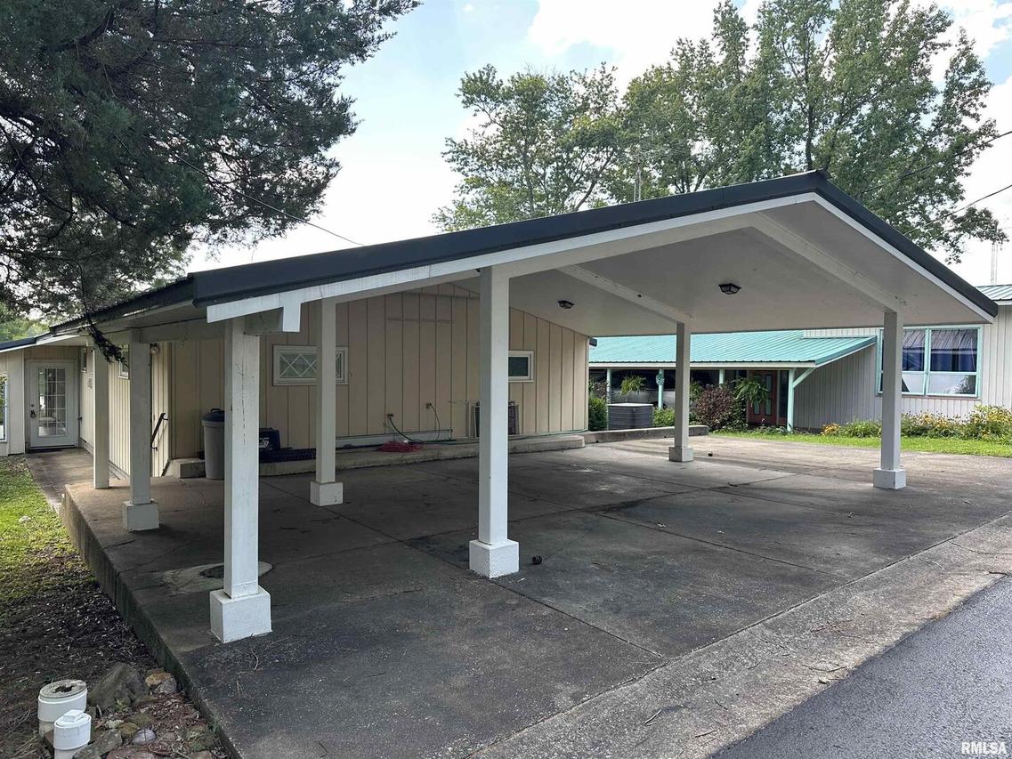 204 E New Thompson Lake Rd., Carbondale, IL 62901