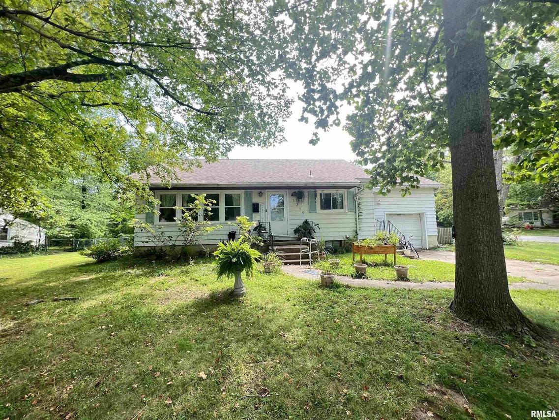 1219 W Hill Ave., Carbondale, IL 62901
