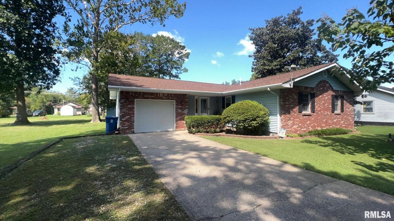 1105 Lickliter St., Benton, IL