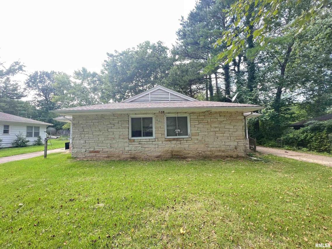 806 S Johnson Ave., Carbondale, IL 62901