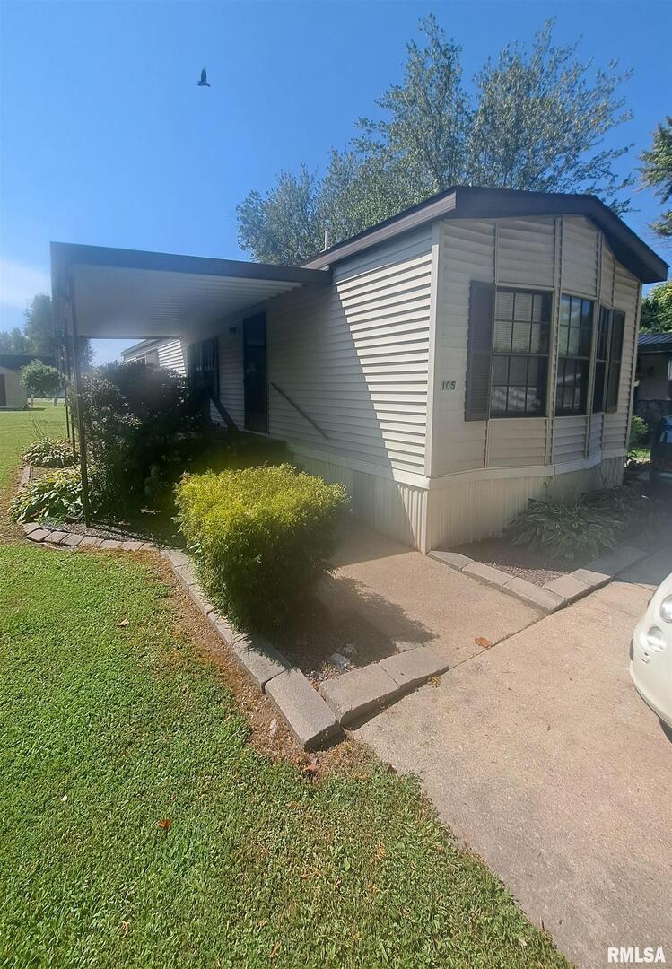 105 Shingle Oak Dr., Salem, IL