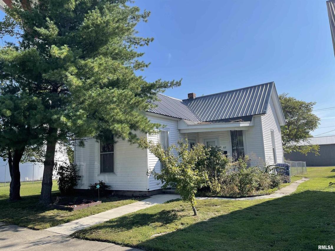 412 1st St., Carmi, IL 62821
