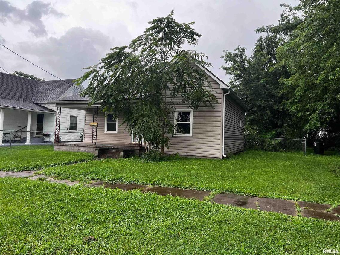 210 W Sylvia Ave., Christopher, IL 62822