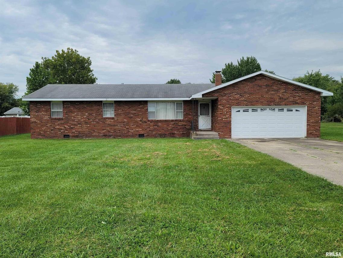 1717 N Broadway Ave., Salem, IL 62881