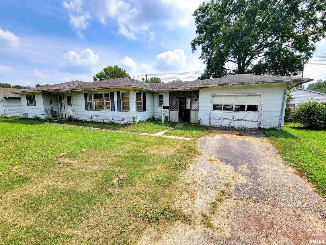 835 W 5th St., Flora, IL 62839