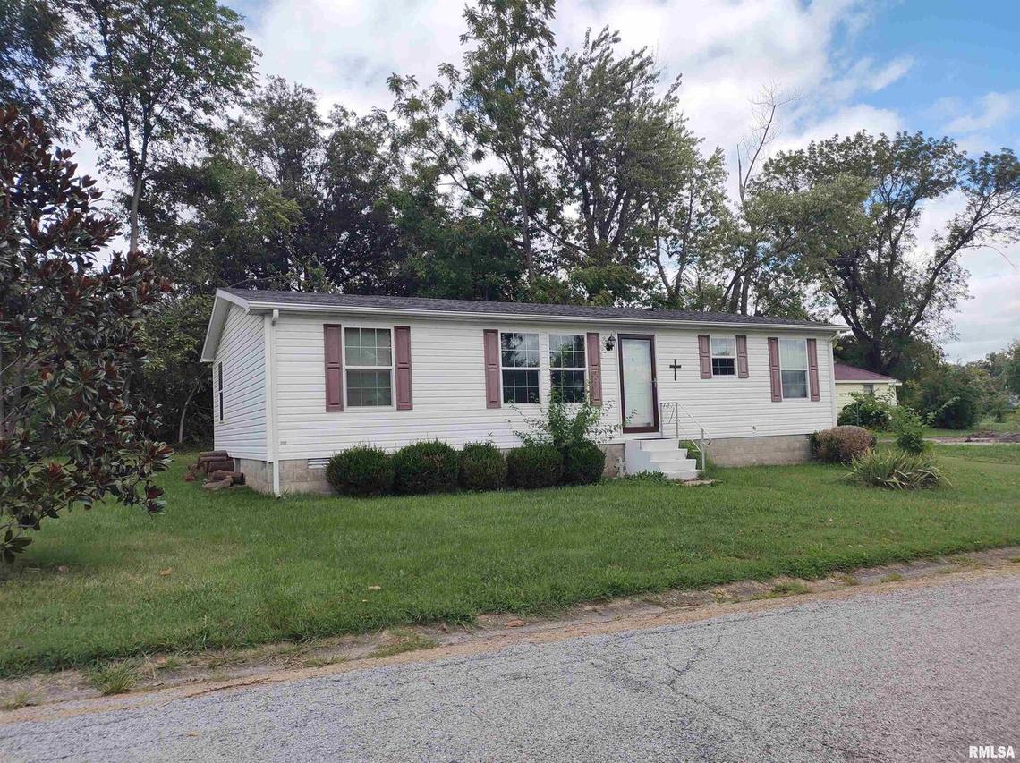 900 W Fackney St., Carmi, IL 62821