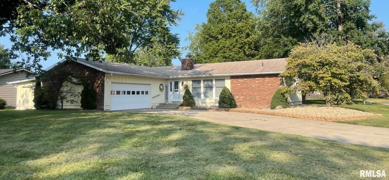 202 Woodland Dr., Salem, IL 62881