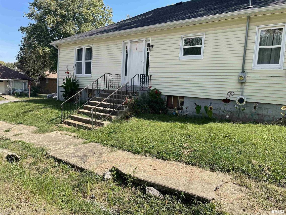 1702 E Poplar St., West Frankfort, IL 62896