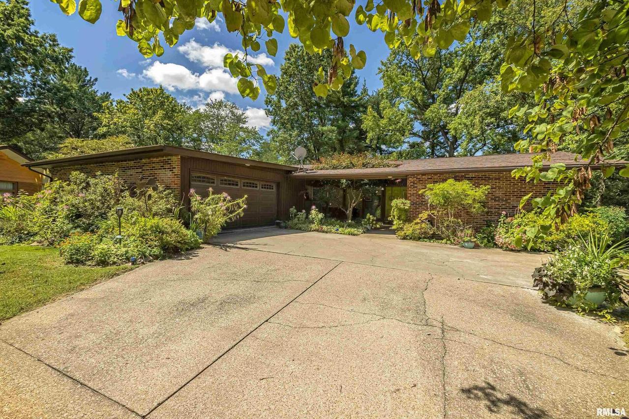 900 S Briarwood Dr., Carbondale, IL 62901