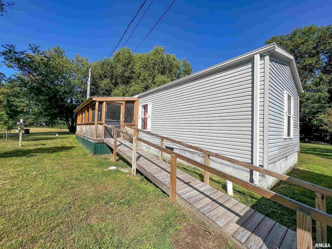 1011 Clan St., Flora, IL 62839