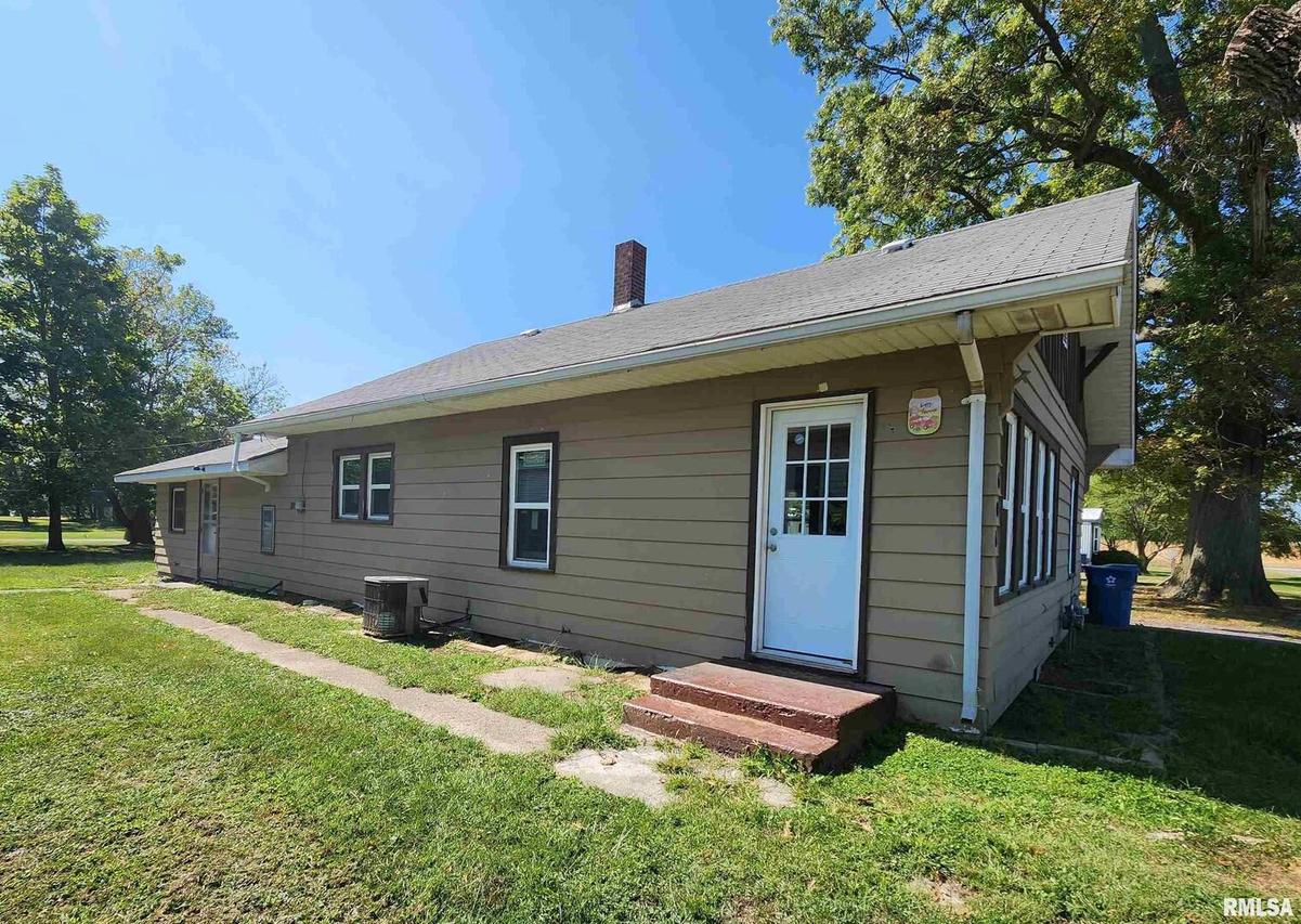 606 S Washington Ave., Dowell, IL 62927